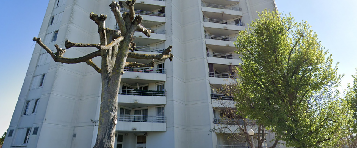 Jeune enfant sur un balcon d’un immeuble