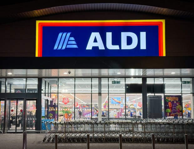 Exterior d'un supermarché Aldi la nuit avec des caddies.