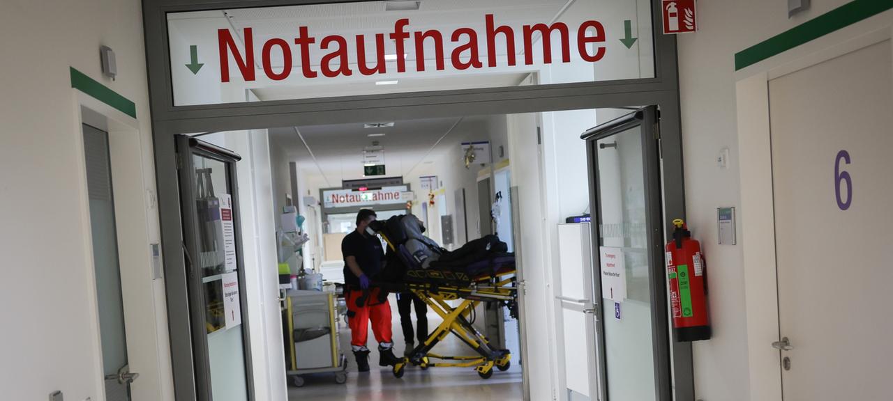 Rettungssänitäter bringen einen Patienten in die Zentralen Notaufnahme