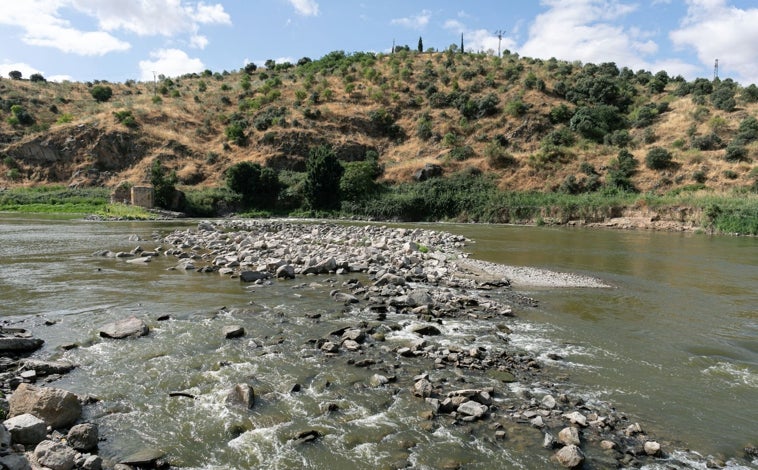 El bajo caudal del río deja ver este fin de semana una gran acumulación de residuos
