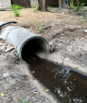 El bajo caudal del río deja ver este fin de semana una gran acumulación de residuos