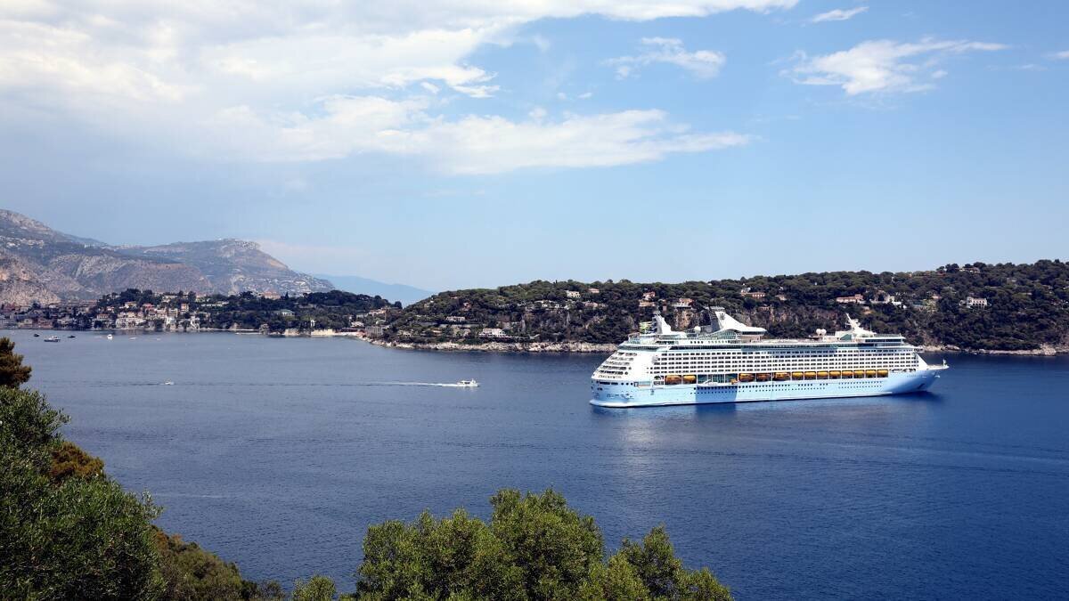 Navire de croisière dans le port de Villefranche-sur-Mer