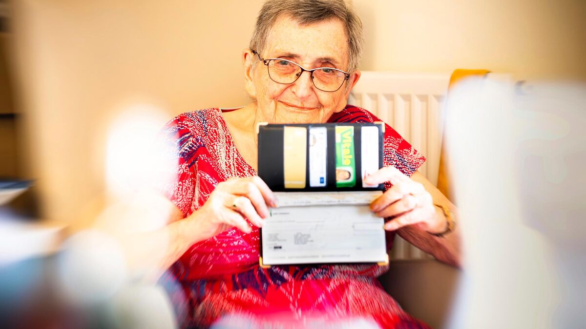 Femme devant un distributeur de banque, symbolisant l’indépendance financière
