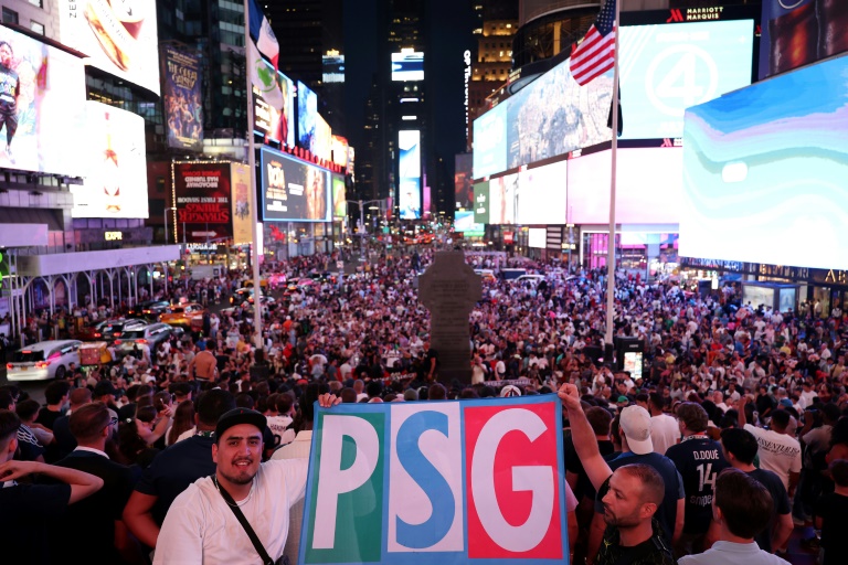 Logo du PSG et affiche du Mondial des clubs