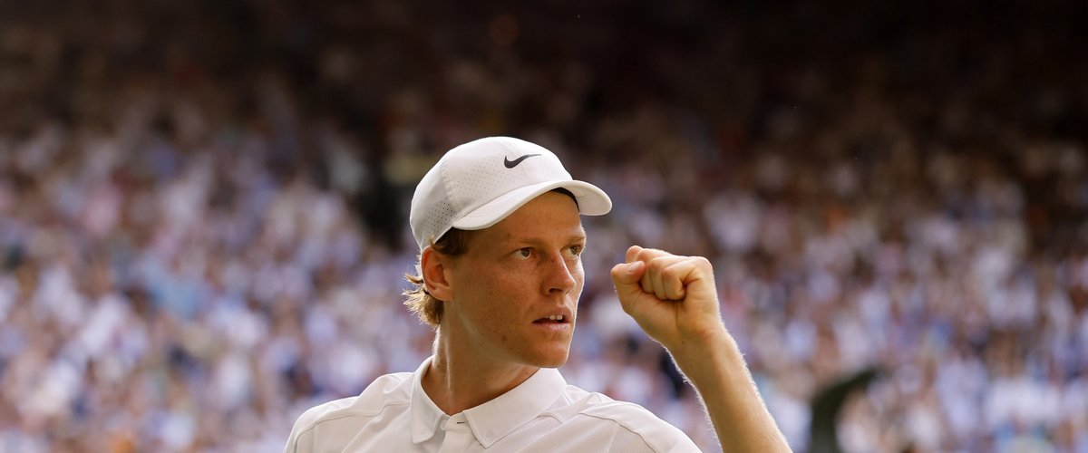 Jannik Sinner tenant son trophée à Wimbledon