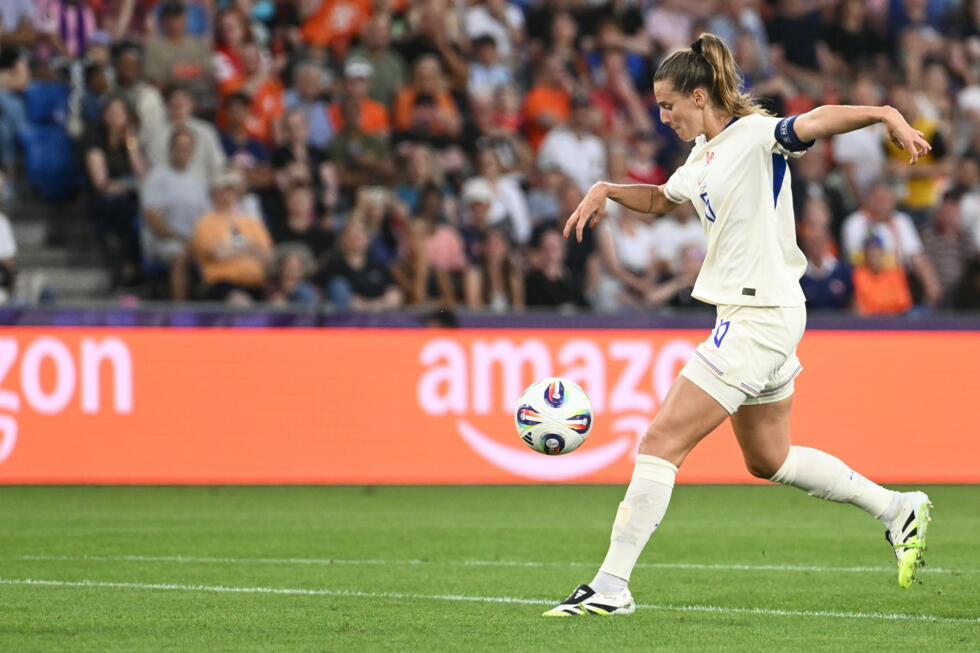 La capitaine du soir Sandie Toletti lors du match entre la France et les Pays-Bas à Bâle