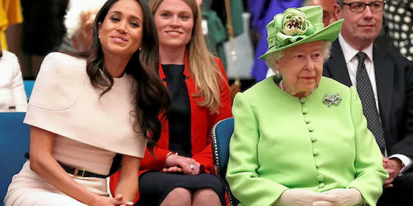 La reine Elizabeth II et Meghan Markle, duchesse de Sussex, au Storyhouse de Chester, dans le Cheshire, en juin 2018.