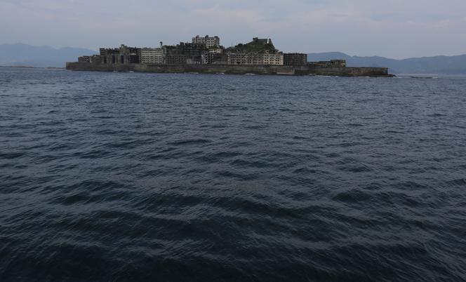 L’île de Hashima, communément appelée « Gunkan-jima » (« l’île navire de guerre »), est visible au large de Nagasaki