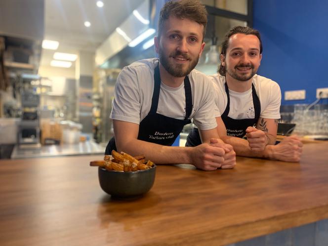 William et Alexandre Laigo, dans leur restaurant, à Angers, le 18 juin 2025.