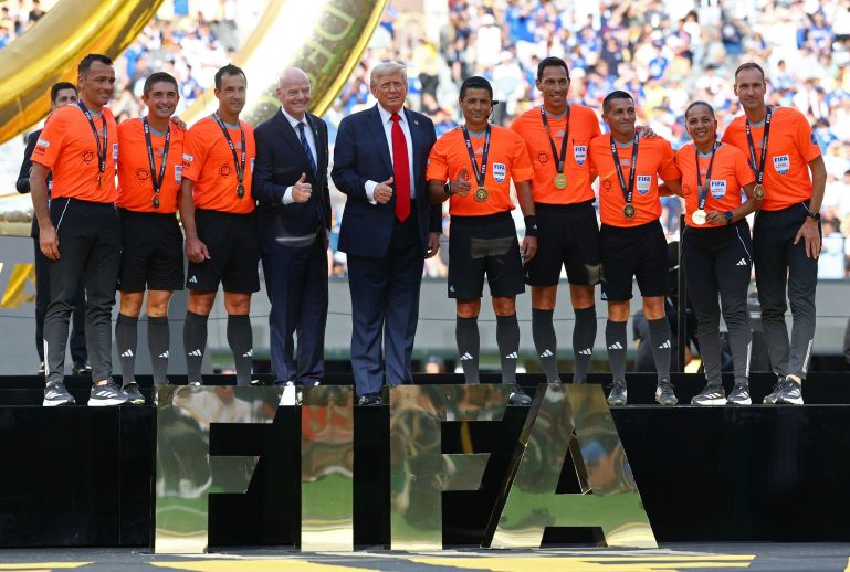 Donald Trump entouré des arbitres lors de la finale