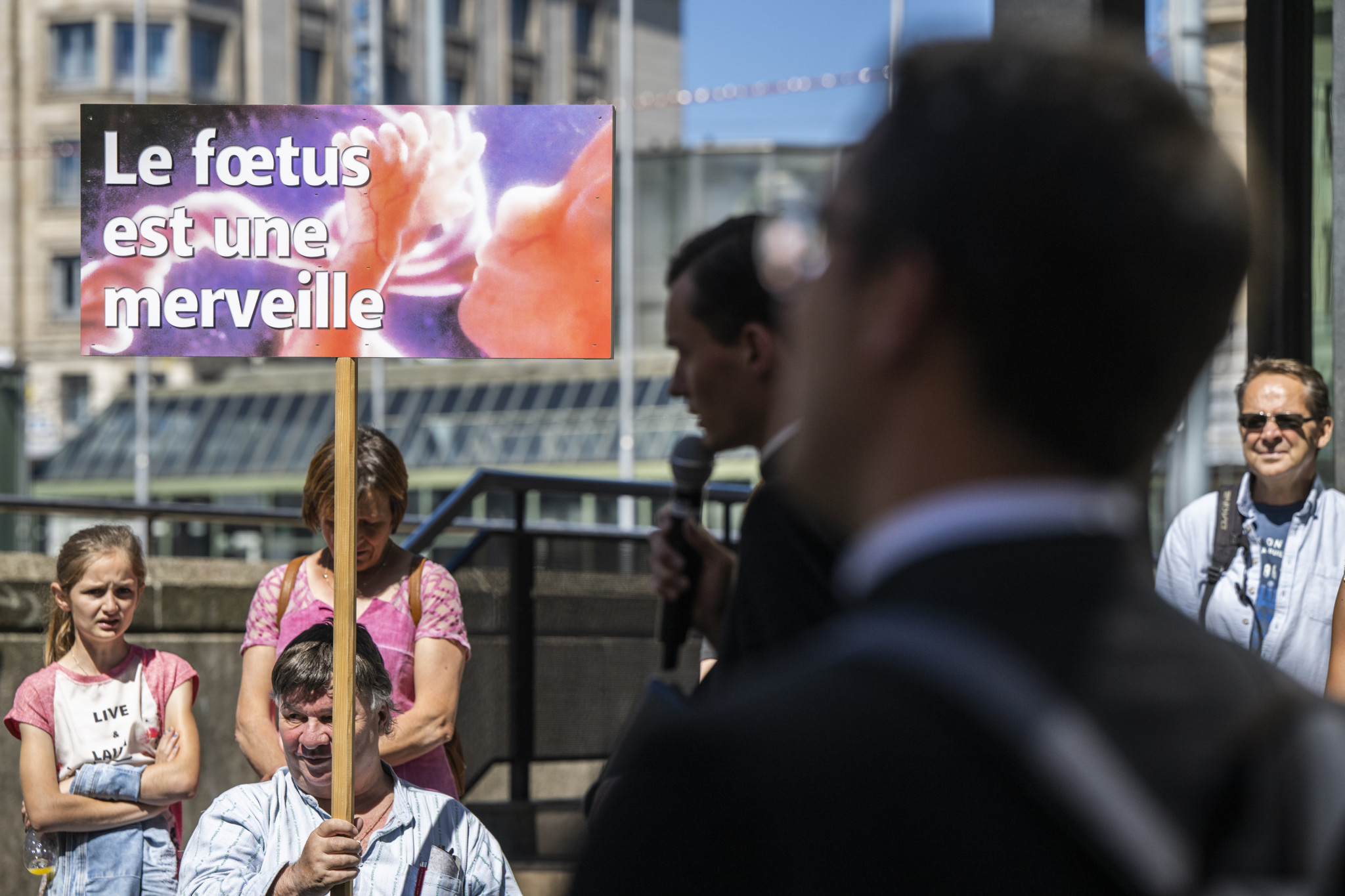 Manifestants lors d’un rassemblement anti-avortement à Genève, tenant une pancarte indiquant 'Le foetus est une merveille', le 2 juillet 2022.