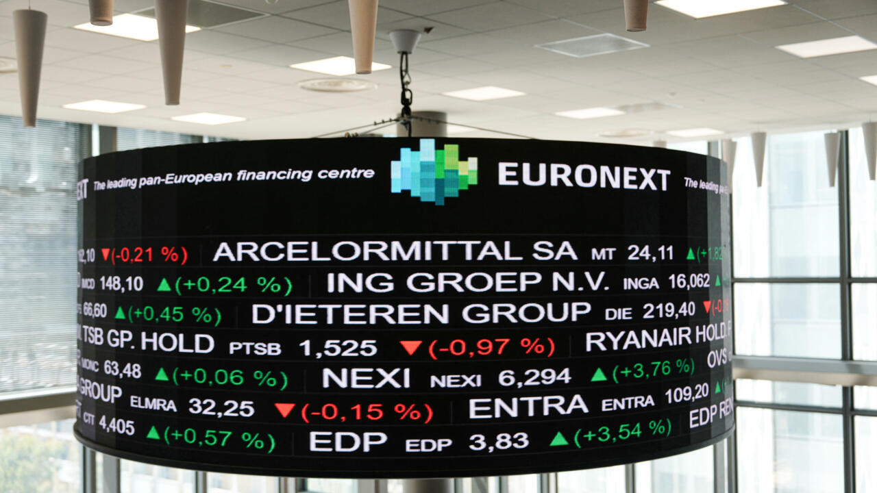 Des cours de la Bourse de Paris affichés dans le bâtiment d'Euronext à La Défense, le quartier d'affaires de Paris, le 10 mai 2024