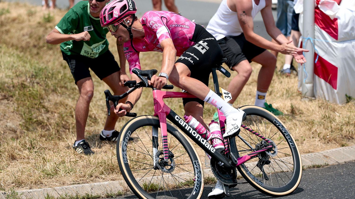 Lenny Martinez portant le maillot à pois lors du Tour de France 2025
