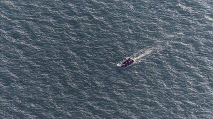 Un bateau de migrants au large du Touquet, septembre 2023. (photo d'illustration) (SAMEER AL-DOUMY / AFP)