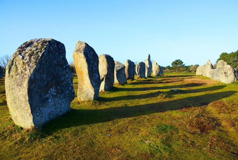 Les mégalithes de Carnac constituent un trésor breton du néolithique.