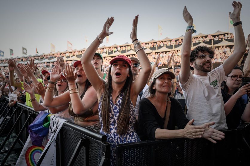 Des festivaliers assistent à la première journée de la 41e édition du festival de musique des Francofolies de La Rochelle, le 10 juillet 2025.
