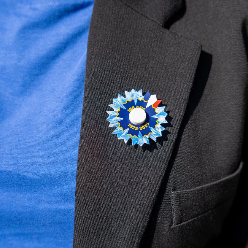En 1934, 128 000 « bleuets de France » ont été vendus, un record. Au Royaume-Uni, le symbole du coquelicot est bien plus présent, avec 40 millions de fleurs produites l’année dernière.