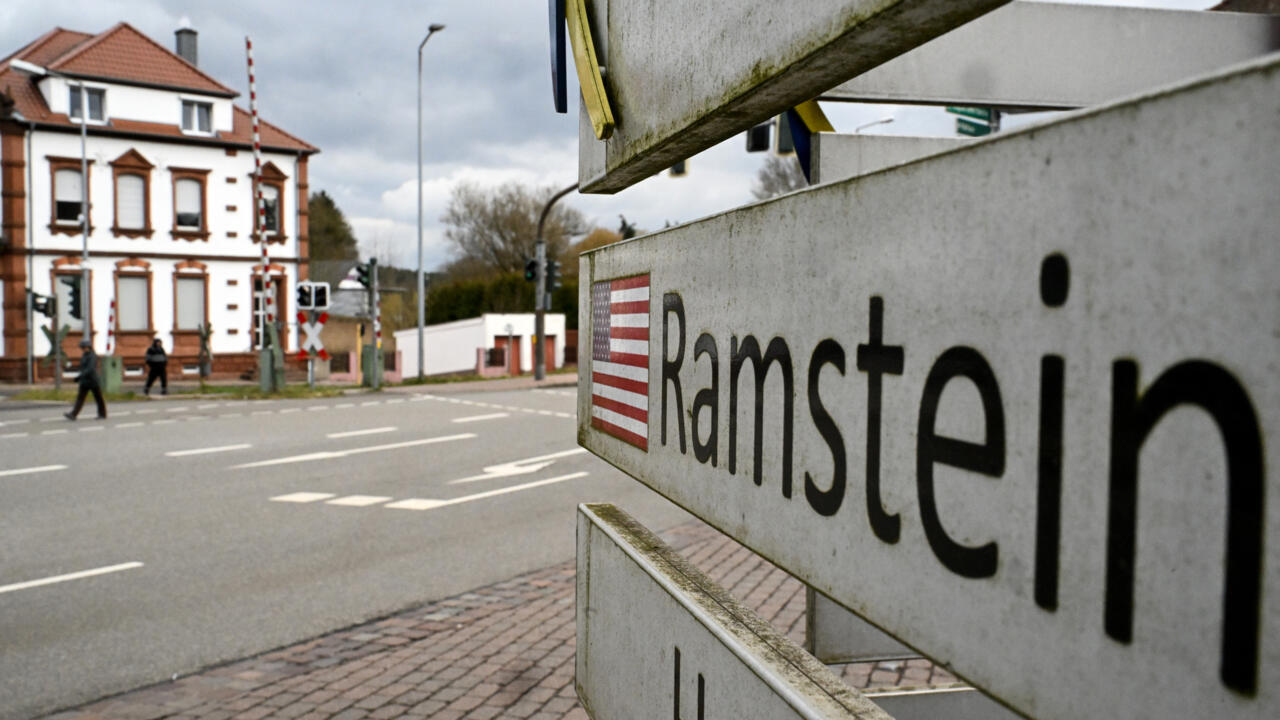 Un drapeau américain sur un panneau indicateur, près de la base aérienne de Ramstein, dans l'ouest de l'Allemagne, le 26 février 2025