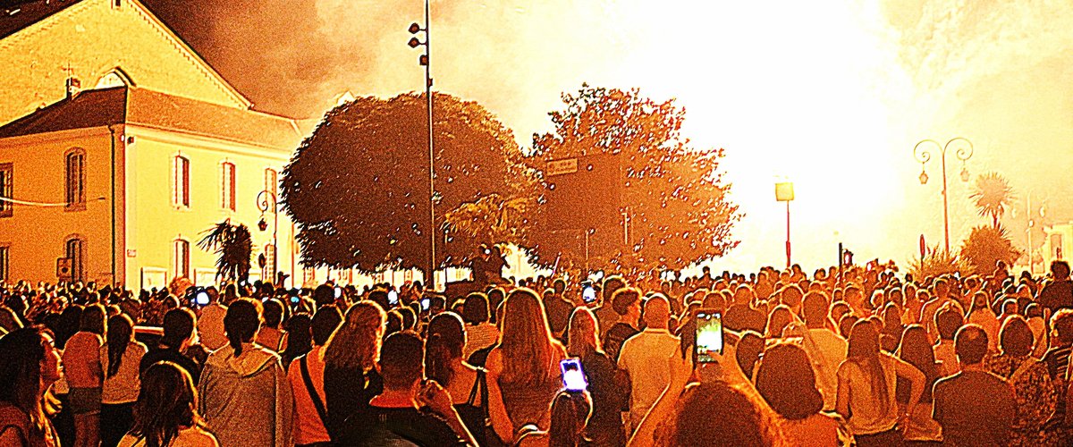 Feu d’artifice lors des célébrations du 14-Juillet à Vic
