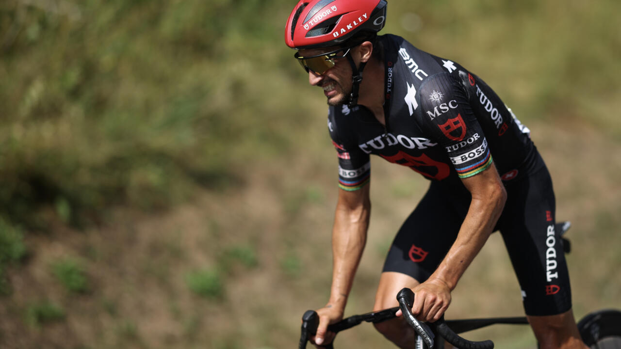 Julian Alaphilippe grimace lors de la 10e étape du Tour de France entre Ennezat et Le Mont-Dore Puy de Sancy, le 14 juillet 2025