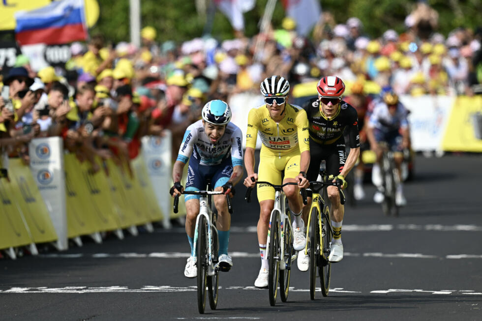 Lenny Martinez avec dans sa roue le maillot jaune Tadej Pogacar et Jonas Vingegaard dans le final de la 10e étape du Tour de France, le 14 juillet 2025 au Mont-Dore