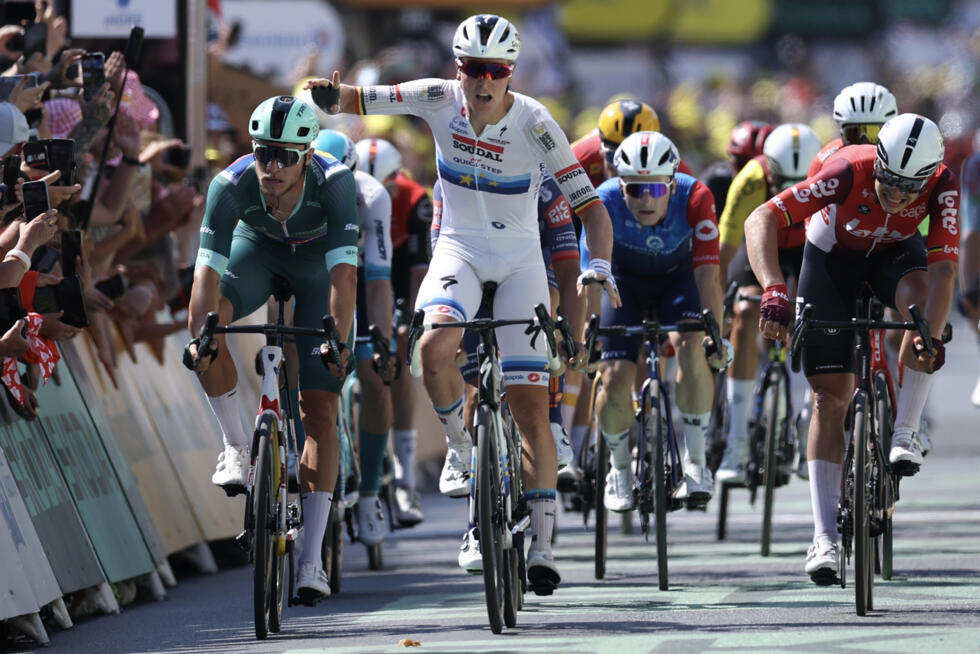 Paul Penhoët (en bleu et rouge en arrière-plan) lors de sa meilleure place en ce début de Tour de France, 5e, au terme du sprint massif à Chateauroux remporté par le Belge Tim Merlier, le 13 juillet 2025