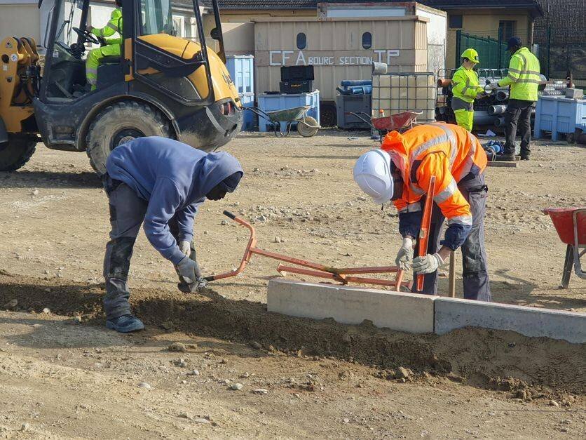 Des jeunes participant au parcours Prépa Apprentissage parcours 4, dans un atelier des métiers des travaux publics. Février 2025