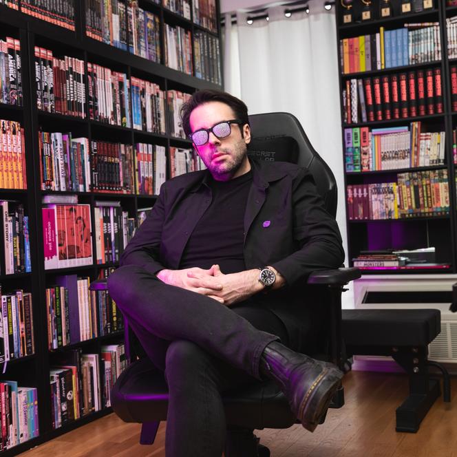 James Tynion IV dans son bureau de Brooklyn, à New York, le 16 avril 2025.