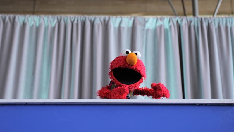 La marionnette d'Elmo (Sesame Street) devant une foule à New York (États-Unis), le 6 mai 2010.