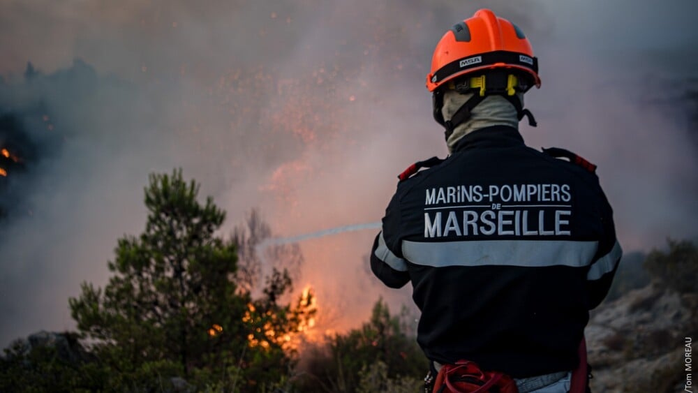 Intervention de marins-pompiers sur un feu de forêt