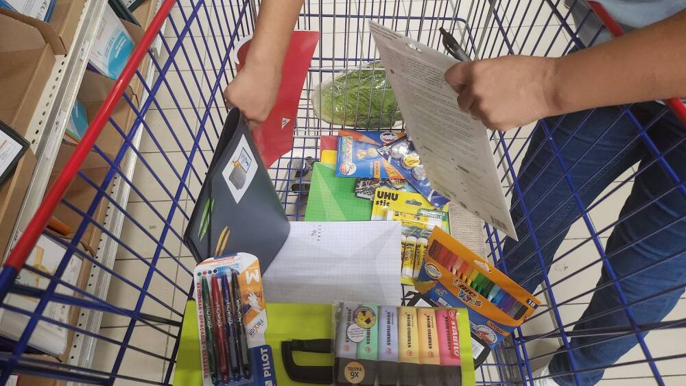 Fournitures scolaires en promotion dans un magasin