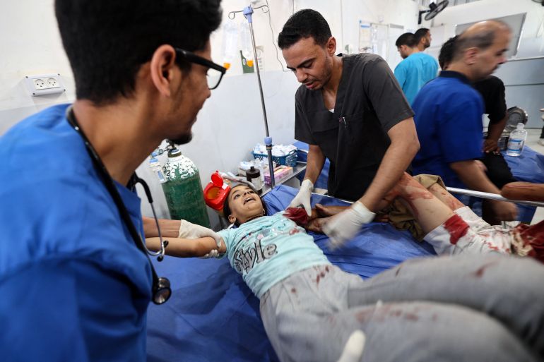 Traitement d’une jeune Palestinienne blessée à l’hôpital Al-Awda dans le camp de Nuseirat, centre de Gaza, suite aux frappes israéliennes du 13 juillet 2025.