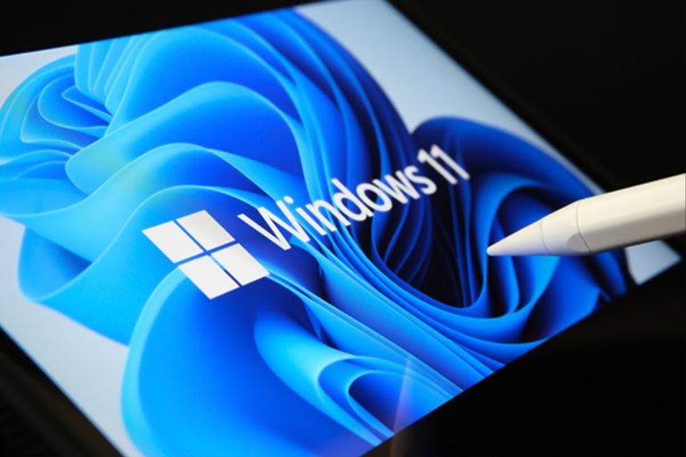 Logo Windows 11 sur tablette avec utilisateur