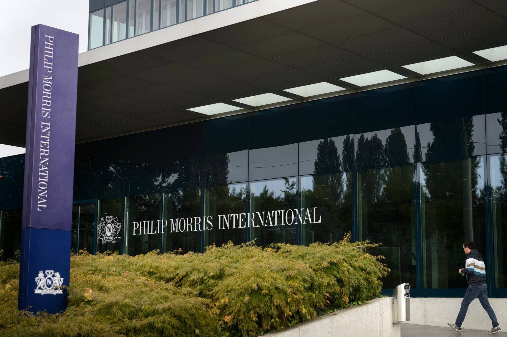 Le siège international de Philip Morris à Lausanne, Suisse, avec un panneau affichant le nom de l’entreprise.