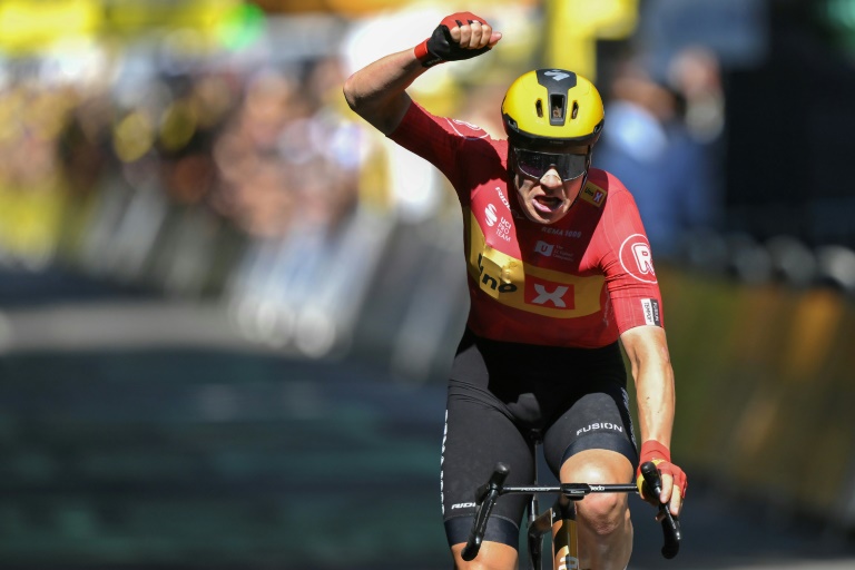 Jonas Abrahamsen célèbre sa victoire au Tour de France à Toulouse