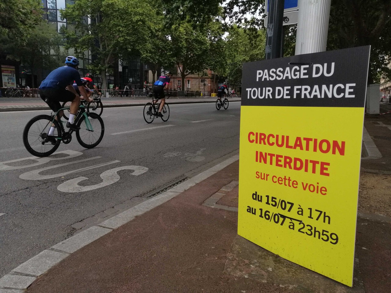 Les coureurs lors de la 11e étape du Tour de France à Toulouse