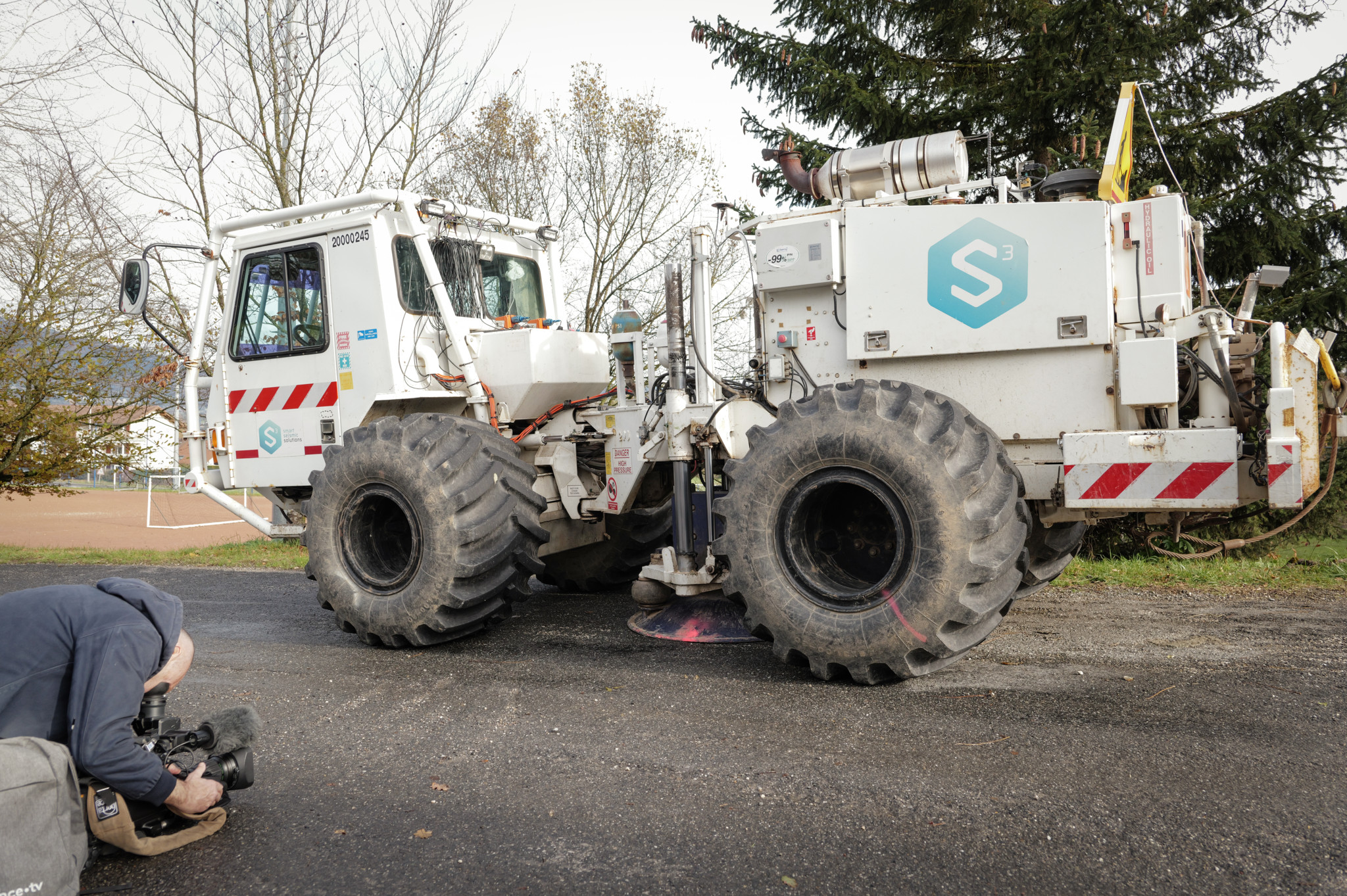 Un camion vibreur en Haute-Savoie lors d’études géologiques du Futur collisionneur circulaire