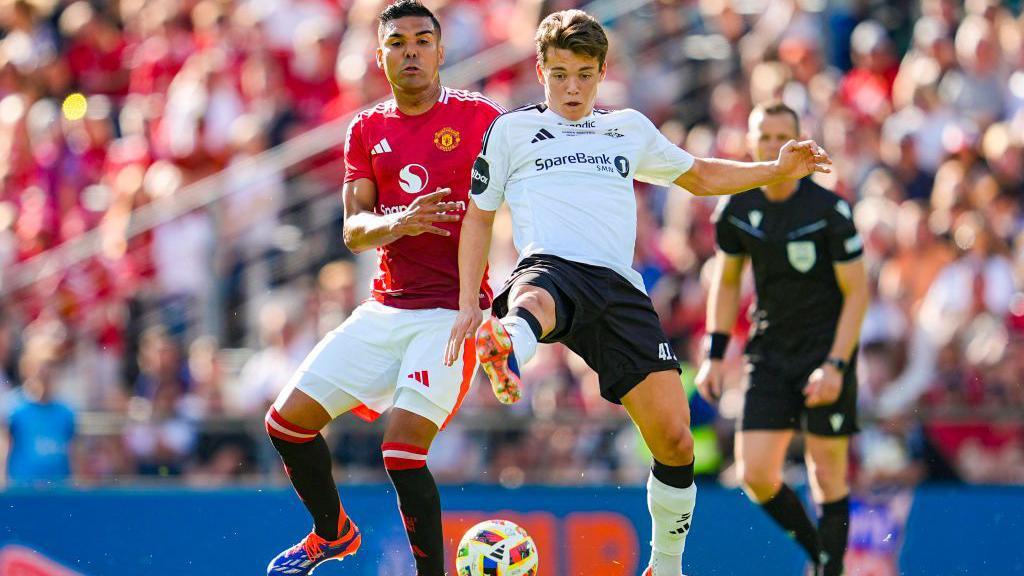 Sverre Nypan en action lors d'un match amical contre Manchester United en juillet 2024
