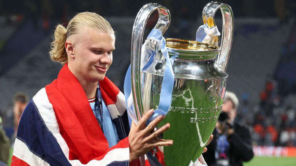 Erling Haaland avec le trophée de la Ligue des champions