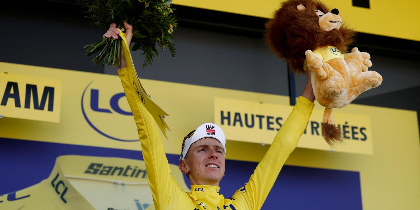 Tadej Pogacar sur le podium du Hautacam lors du Tour de France 2025