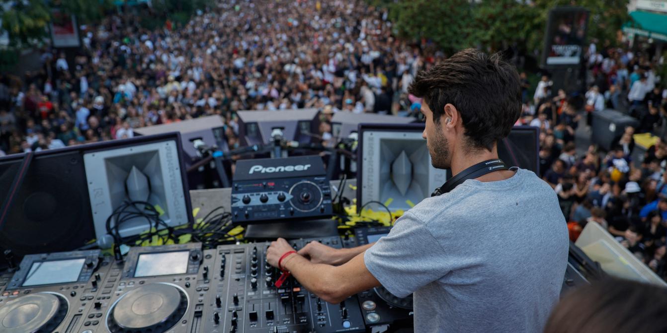 Départ de la Techno Parade dans les rues de Paris