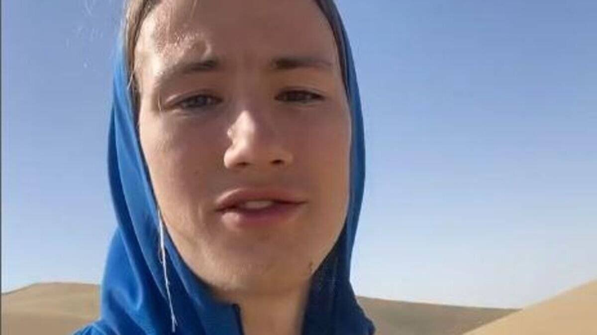 Jeune cycliste en pleine nature, symbole d'aventure et de liberté