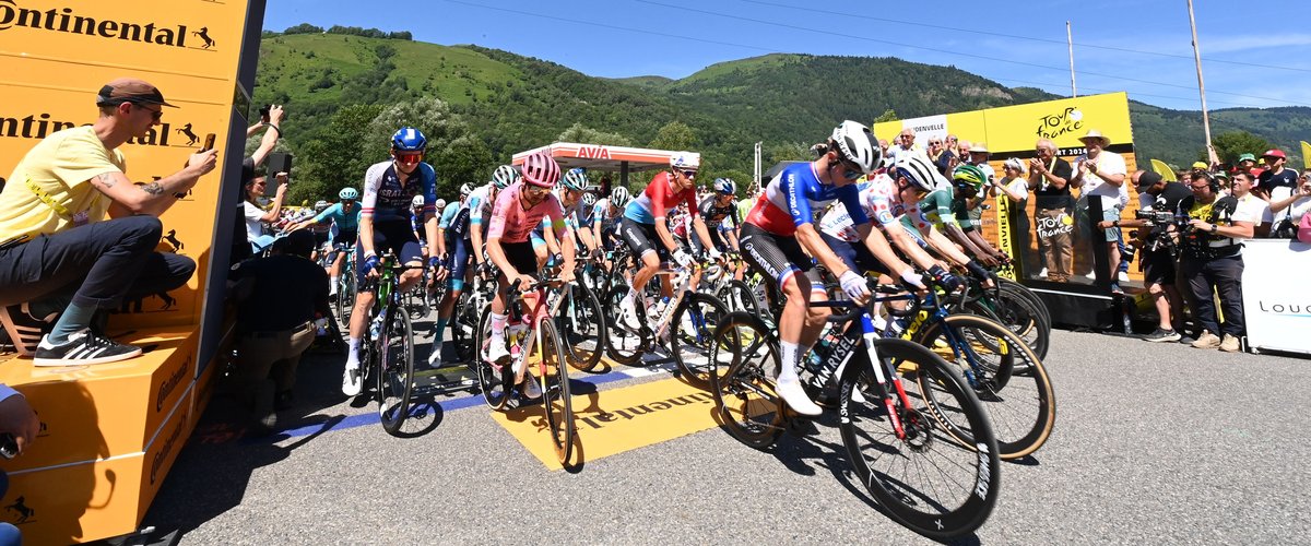 Les coureurs en pleine ascension vers Hautacam lors du Tour de France