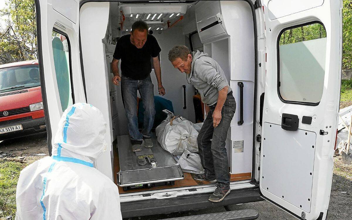 Soldat ukrainien évacué sur le front à Bakhmout