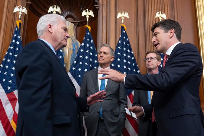 De gauche à droite : les représentants républicains Tom Emmer, French Hill, Dusty Johnson et Bryan Steil, avant l’annonce du vote de trois lois régulant les cryptomonnaies, au Capitole, à Washington, le 17 juillet 2025.