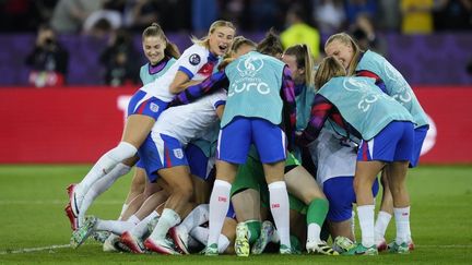Les Anglaises célèbrent leur qualification aux tirs au but au terme de leur quart de finale contre la Suède à Zurich, le 17 juillet 2025. (JOSE BRETON / AFP)