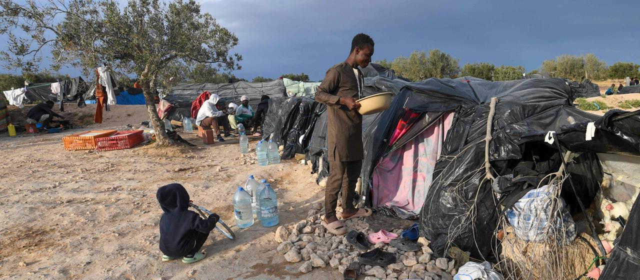 Migrants devant leurs abris à Sfax, Tunisie (avril 2024)