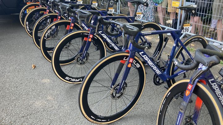 Les vélos de l'équipe PicNic-Post NL sur le Tour de France 2025. (Franceinfo: sport)