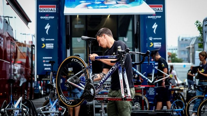 Un mécanicien de la Soudal-Quick Step entretient un vélo lors de la journée de repos à Toulouse, le 15 juillet 2025. (AFP)