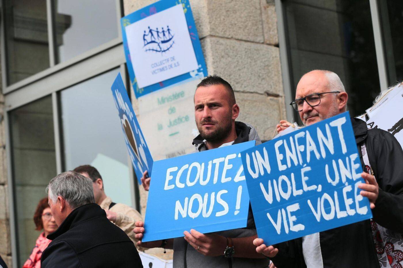 Manifestation des victimes devant le tribunal